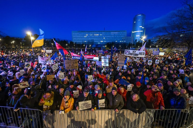 Več tisoč Slovakov na ulicah: "Sramujemo se Fica" (foto: Profimedia)