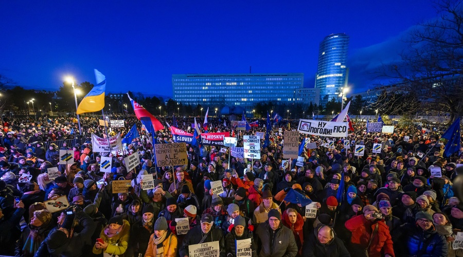 Več tisoč Slovakov na ulicah: "Sramujemo se Fica" (foto: Profimedia)