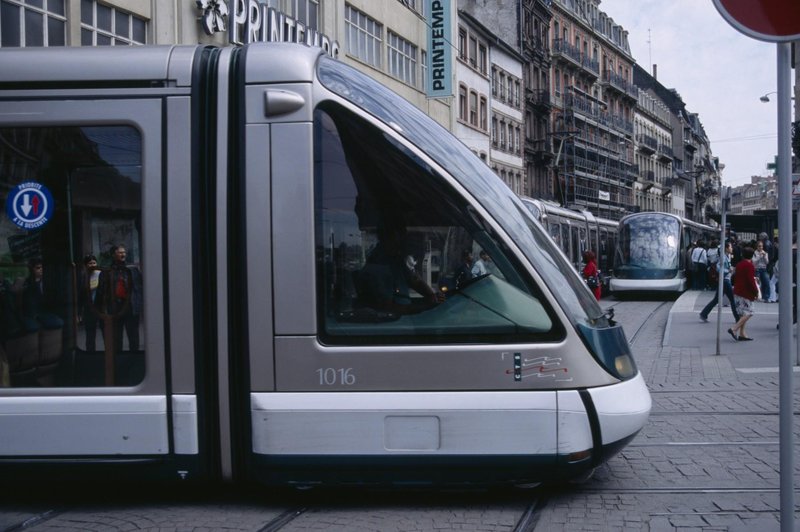 V trčenju dveh tramvajev najmanj 20 poškodovanih: policija je zaprla območje (foto: Profimedia)