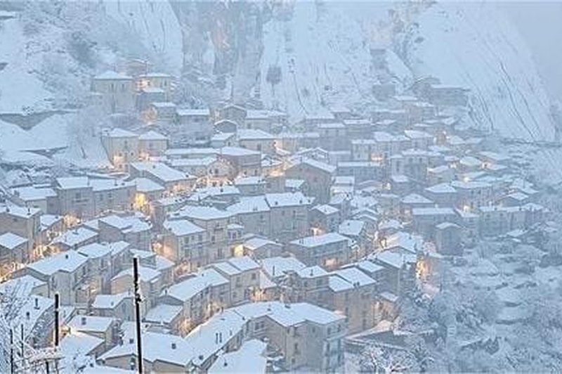 Nenavadni prizori z juga Italije: prebivalci niso mogli verjeti svojim očem (FOTO) (foto: Twitter/meteoeradar)