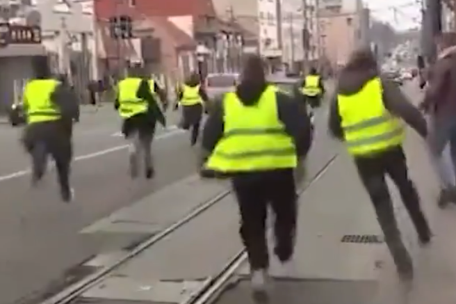 Incident v Beogradu: voznik zapeljal med protestnike in zbil študentko