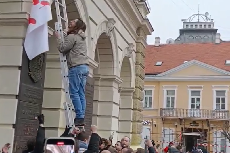 Drama v Novem Sadu: opozicija vdrla v mestno hišo (VIDEO) (foto: Twitter/ZejakVelibor/posnetek zaslona)