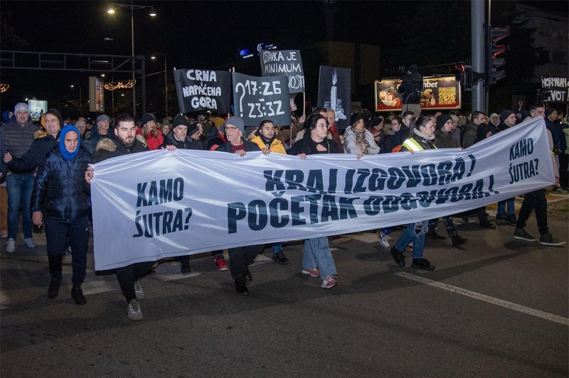 Študenti zavzeli ulice: več tisoč ljudi protestiralo po strelskem napadu na Cetinju (FOTO) (foto: Profimedia)