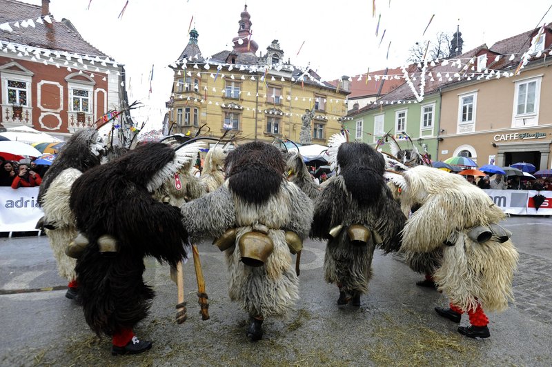 Največje pustovanje v Sloveniji prirejajo na Ptuju, kjer kot maske prevladujejo tradicionalni kurenti. (foto: Miloš Vujinovič/Bobo)