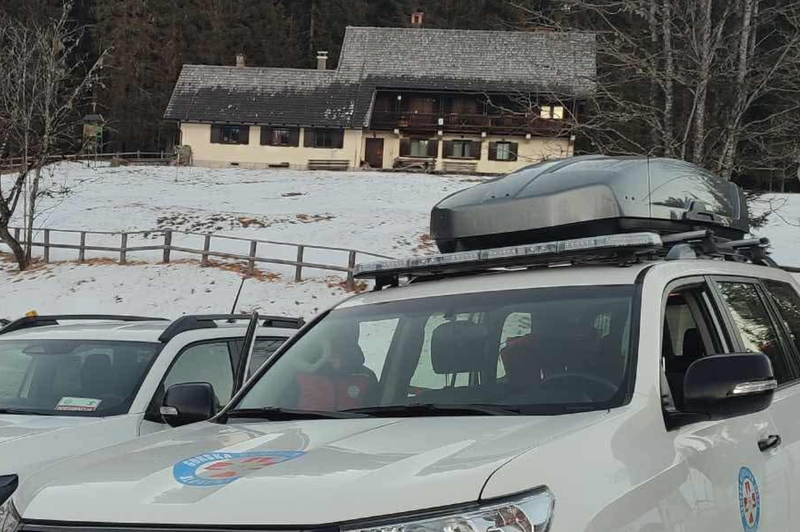 Nevarnost za pohodnike: več obiskovalcev slovenske planinske koče potrebovalo zdravniško pomoč (foto: Facebook/GRS Radovljica)