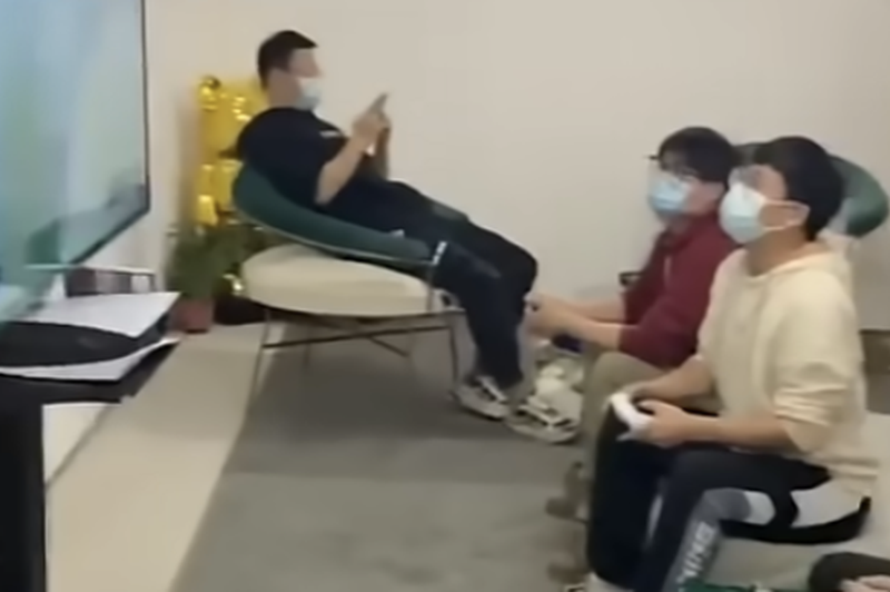 Bizarno: med nakupovanjem lahko ženske partnerje odložijo v ‘shrambi za može’ (foto: Youtube/chinesewithmia)