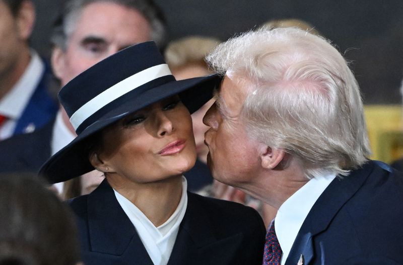 Melania Trump Donald Trump poljub moda klobuk