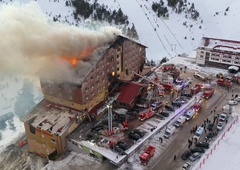 Tragičen požar v smučarskem središču: deset mrtvih, 32 poškodovanih (FOTO)