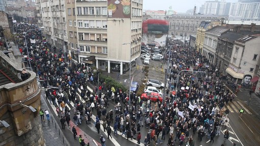 Voznica na protestih v Beogradu zbila študentko