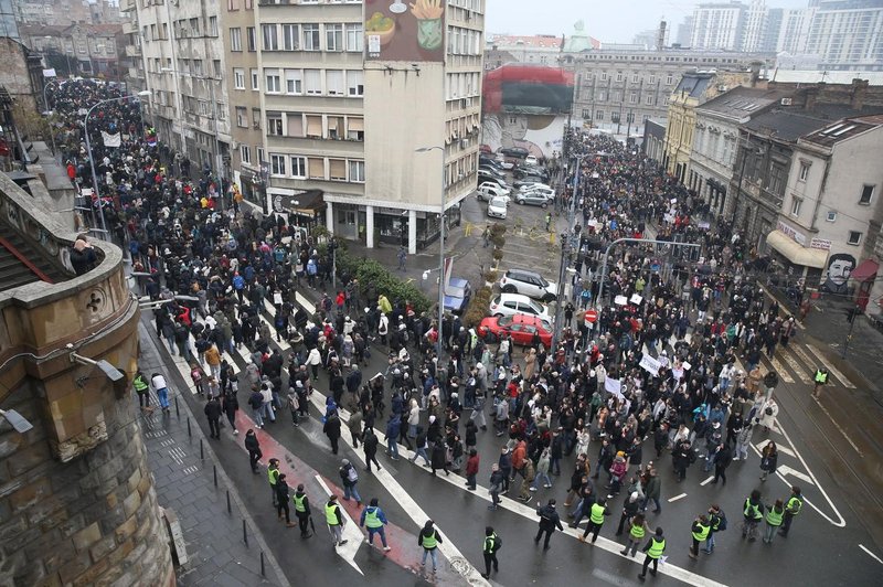 Voznica na protestih v Beogradu zbila študentko (foto: Profimedia)