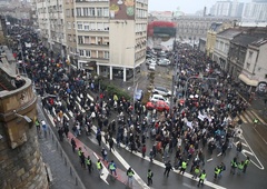 Voznica na protestih v Beogradu zbila študentko