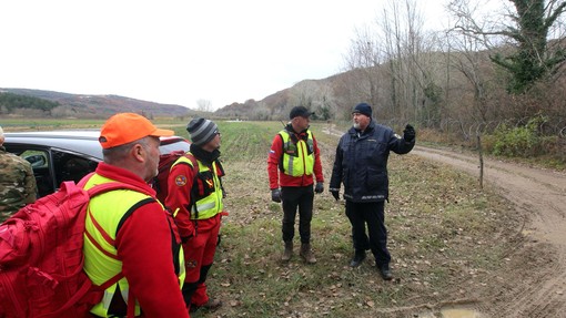 Obsežna iskalna akcija v Cerknem: na delu gasilci, gorski reševalci in vodniki reševalnih psov