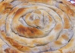 Hrustljav in sočen burek iz 3 sestavin: pripravili ga boste v hipu (recept)