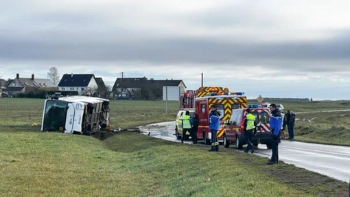 Tragična nesreča šolskega avtobusa: smrt dijakinje in še 40 poškodovanih, večina dijakov