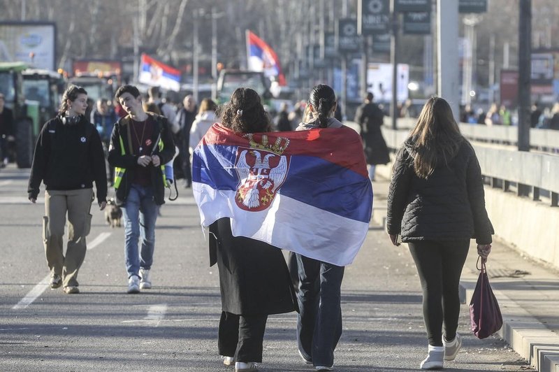 Nov incident v Beogradu: voznik zapeljal med protestnike in poškodoval dve ženski (foto: Profimedia)