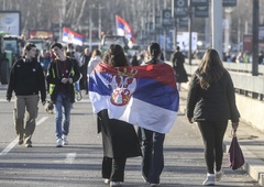 Nov incident v Beogradu: voznik zapeljal med protestnike in poškodoval dve ženski