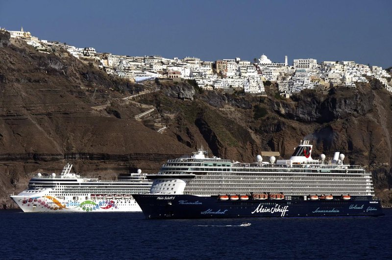 V samo 48 urah več kot 200 potresnih sunkov! Turisti množično zapuščajo rajski otok (foto: Profimedia)