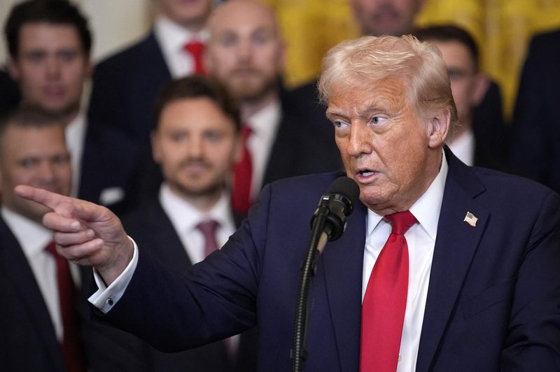 Trump uresničil napovedi: odprl "pipe" in sprostil vodne rezerve (foto: Profimedia)