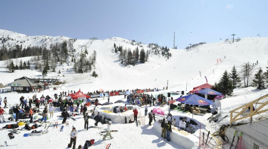 Bodite previdni na poti do Krvavca: nastavili so "past" za obiskovalce smučišča (nekateri bodo plačali precej več kot le smučarsko vstopnico) (foto: Tina Kosec/Bobo)