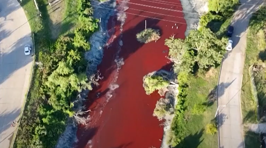 Znana reka se je obarvala rdeče: prebivalci prestrašeni, strokovnjaki sumijo, da gre za ... (foto: YouTube/posnetek zaslona)