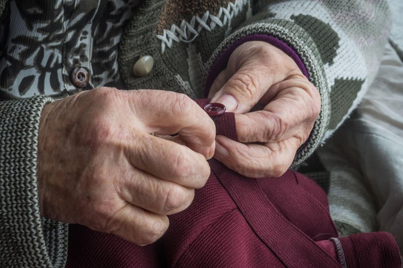 Roke starejše ženske (foto: Profimedia)