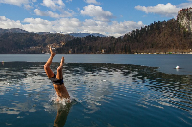 Je kopanje na Bledu brezplačno? Turistkino vprašanje naletelo na zelo duhovit odziv Slovenca (foto: Mirko Kunšič/Bobo)