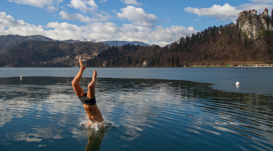 Je kopanje na Bledu brezplačno? Turistkino vprašanje naletelo na zelo duhovit odziv Slovenca (foto: Mirko Kunšič/Bobo)