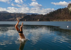 Je kopanje na Bledu brezplačno? Turistkino vprašanje naletelo na zelo duhovit odziv Slovenca