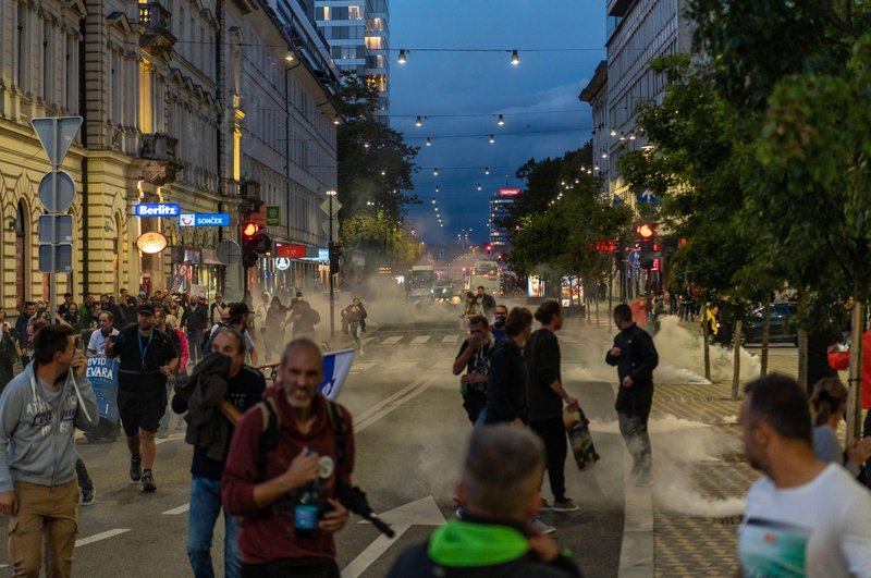 Ljubljana protest solzivec policija koronavirus