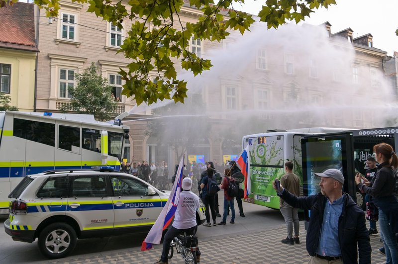 Ljubljana protest vodni top policija koronavirus