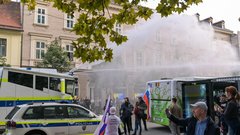 Ljubljana protest vodni top policija koronavirus