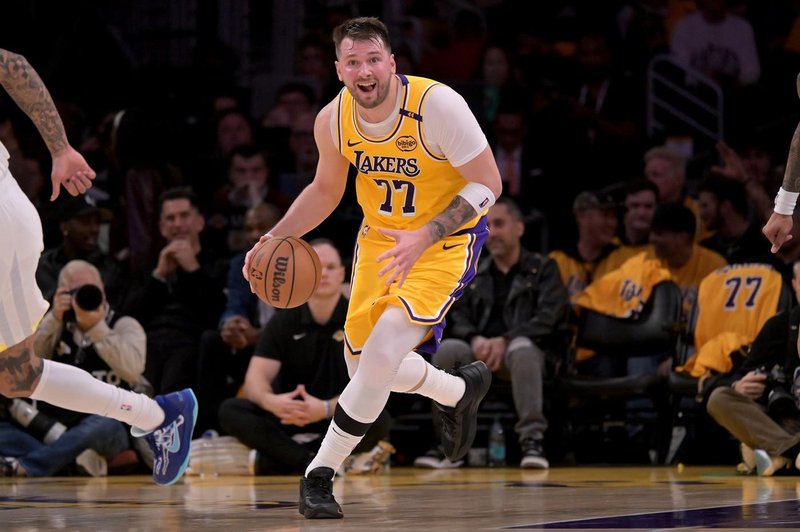 Luka Dončić prvič oblekel dres Lakersov: tekmo odigral v svojem slogu (foto: Profimedia)