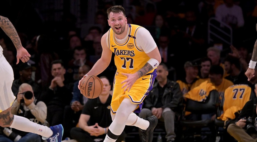 Luka Dončić prvič oblekel dres Lakersov: tekmo odigral v svojem slogu (foto: Profimedia)