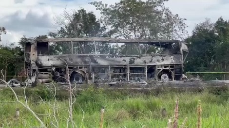 Huda prometna nesreča avtobusa in tovornjaka: umrlo skoraj 40 ljudi