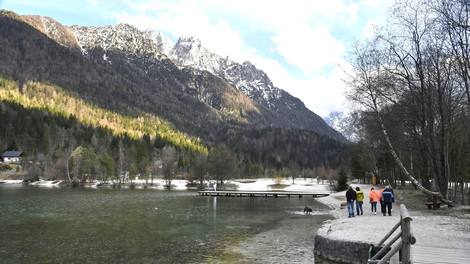 Jezero Jasna razgled turisti sprehajalci