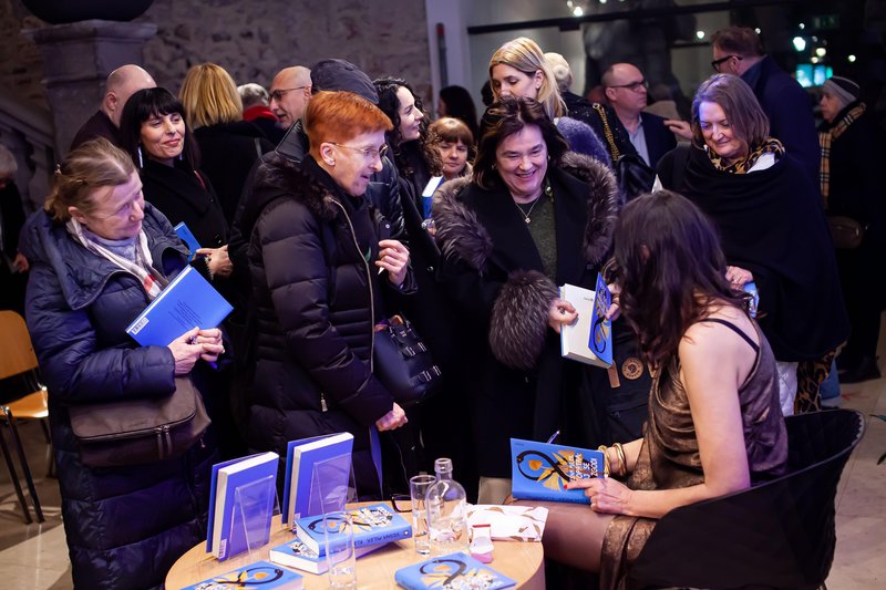 Vesna Milek knjiga predstavitev Kleopatra Naj se zgodi