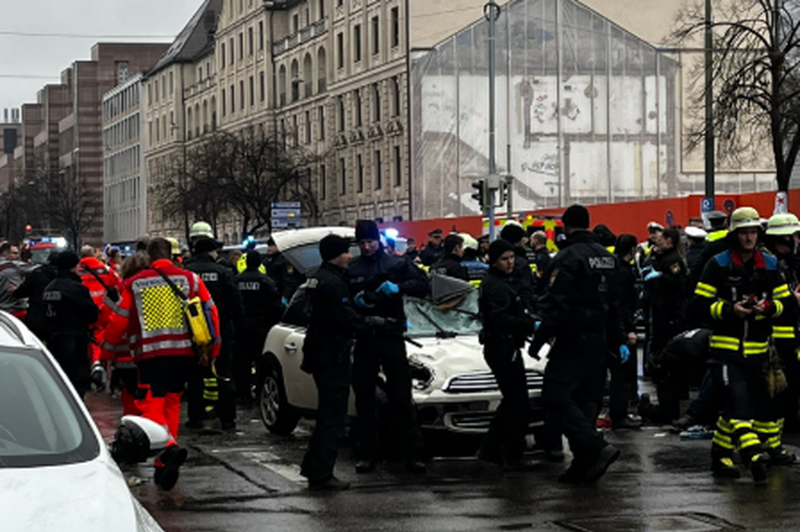 Pritisnil na gas in zapeljal v množico protestnikov, poškodovanih več oseb (foto: Omrežje X/@SDemmelhuber)