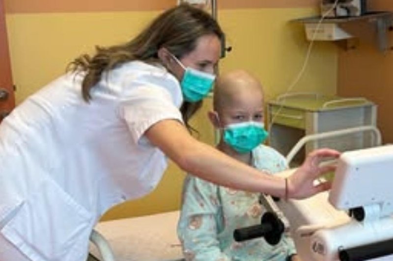 Tekle so solze sreče: naš športnik odprl denarnico in otrokom na onkologiji podaril nekaj, kar jim bo zelo pomagalo pri zdravljenju (foto: Univerzitetni klinični center Ljubljana)