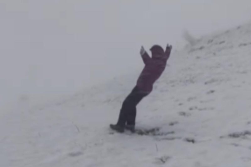 Na Nanosu je veter skoraj odpihnil človeka: poglejte, kako nemočen je bil proti naravi (VIDEO) (foto: Facebook/Vojkova Koča Nanos/posnetek zaslona)