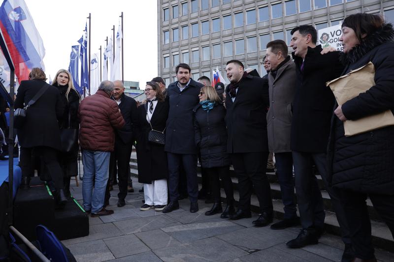 Janez Janša protest upokojenci SDS poslanci