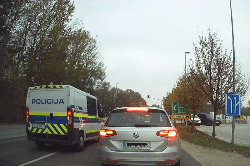 Nepregledna gneča, policija pa čez polno črto in še brez luči! (foto: Uredništvo)