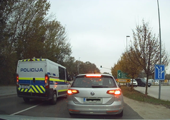 Nepregledna gneča, policija pa čez polno črto in še brez luči!