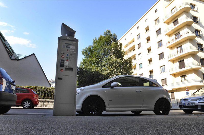 Ljubljančani ostro nad občino: "Stanovalci ne moremo najti prostega mesta za parkiranje" (foto: Bobo)