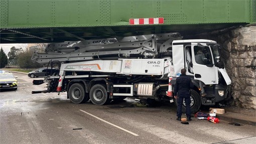 Znano, ali je bil voznik zagozdenega tovornjaka pod vplivom prepovedanih drog