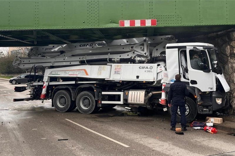 Znano, ali je bil voznik zagozdenega tovornjaka pod vplivom prepovedanih drog (foto: Facebook/Radio Robin)