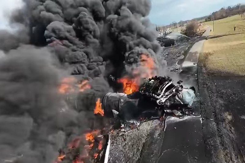 Gasilci v boju s katastrofalnim požarom: zagorele cisterne z bencinom, posnetki so srh vzbujajoči (VIDEO) (foto: Facebook/POZARY.cz/posnetek zaslona)