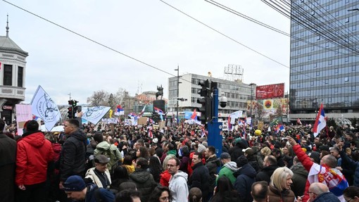 Srbija vre: študenti iz vse države se zgrinjajo v Niš, oblasti jih ne morejo ustaviti (FOTO)