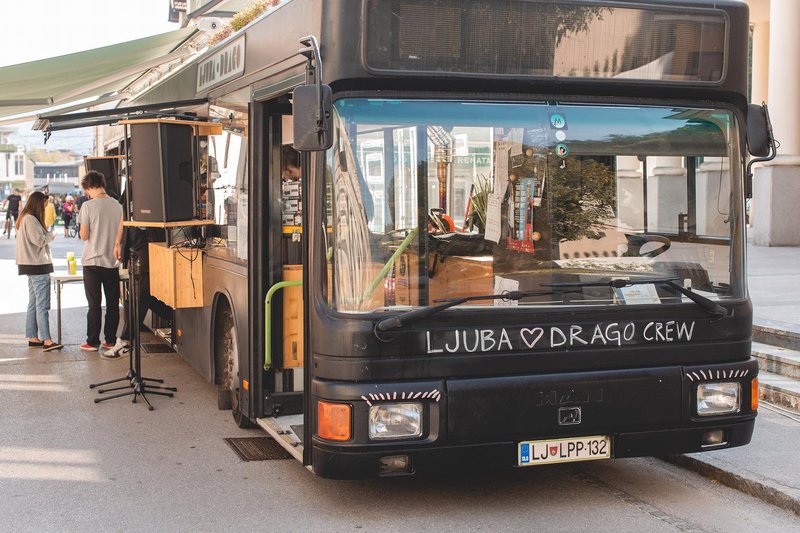 Ste ga že videli? V Ljubljani obrvi dviguje skrivnosten avtobus črne barve (srček namesto številke linije)