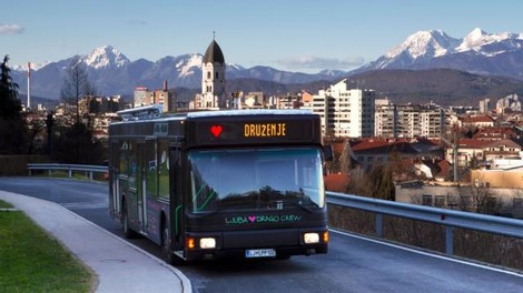 Ste ga že videli? V Ljubljani obrvi dviguje skrivnosten avtobus črne barve (srček namesto številke linije)