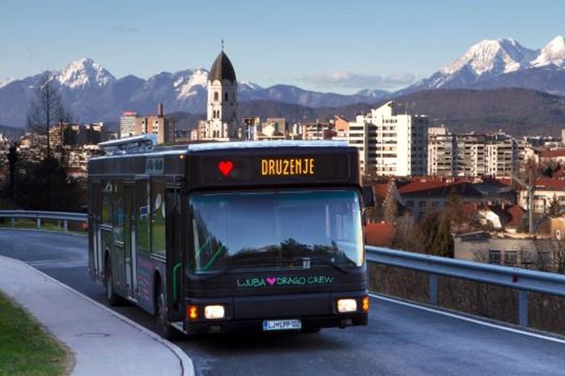 Ste ga že videli? V Ljubljani obrvi dviguje skrivnosten avtobus črne barve (srček namesto številke linije) (foto: Mladi zmaji)